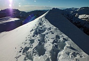 64 superando l'ulimo tratto di cresta nella neve..l.